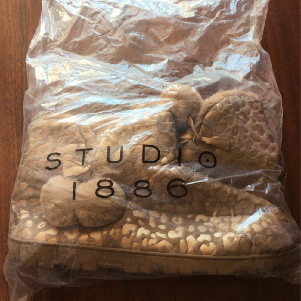 Studio Women's Tan Slippers